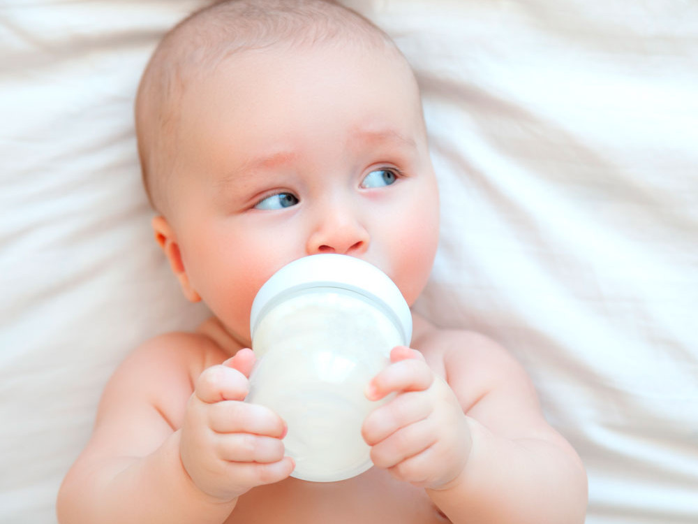 Quando é que o bebé pode começar a beber leite de vaca