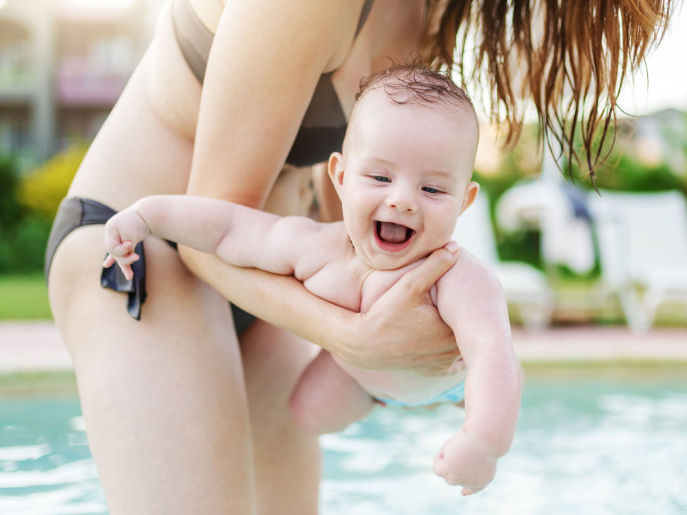 Cuándo se puede bañar al bebé en la piscina