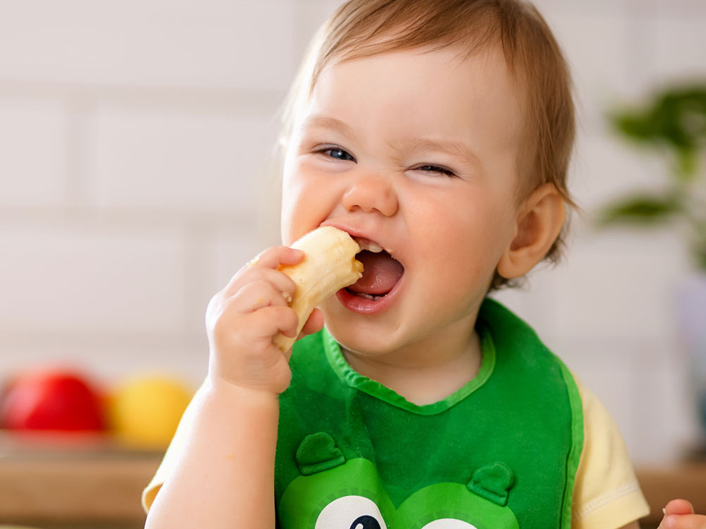 Cuándo y cómo empezar a dar al bebé comida sin triturar