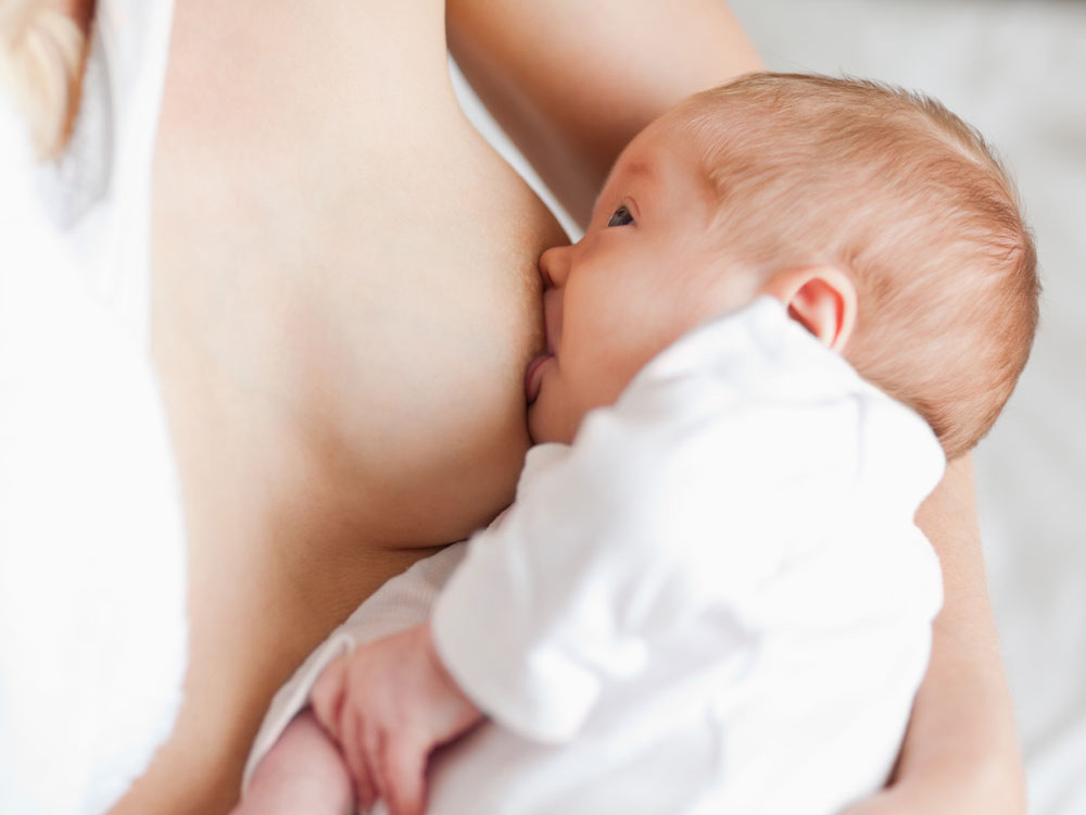 Por qué los bebés vomitan la leche