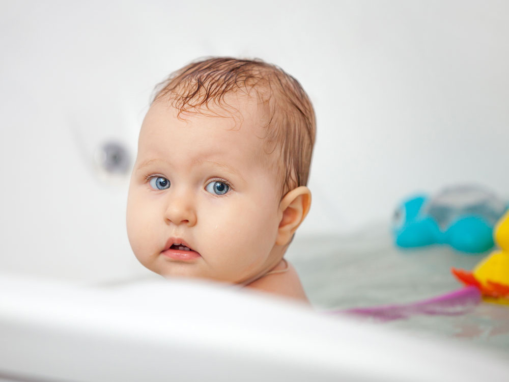 A qué temperatura debe estar el agua para bañar a un bebé