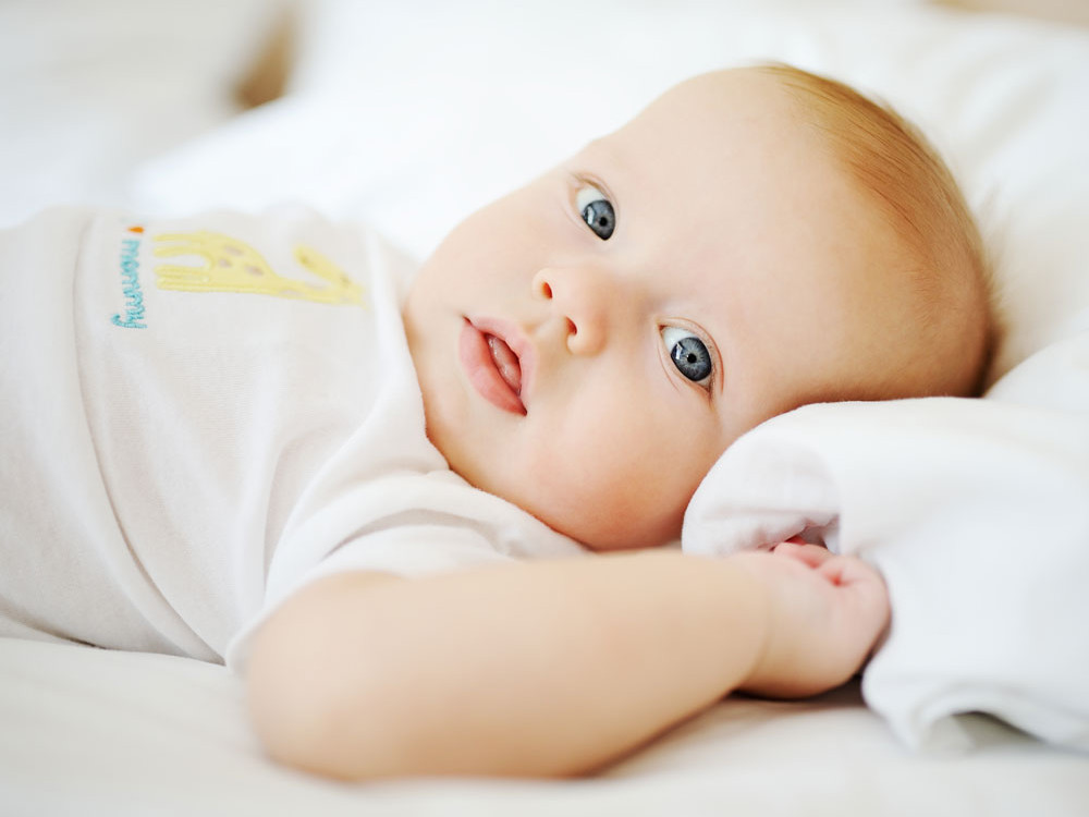 Cómo echar gotas en los ojos a un bebé