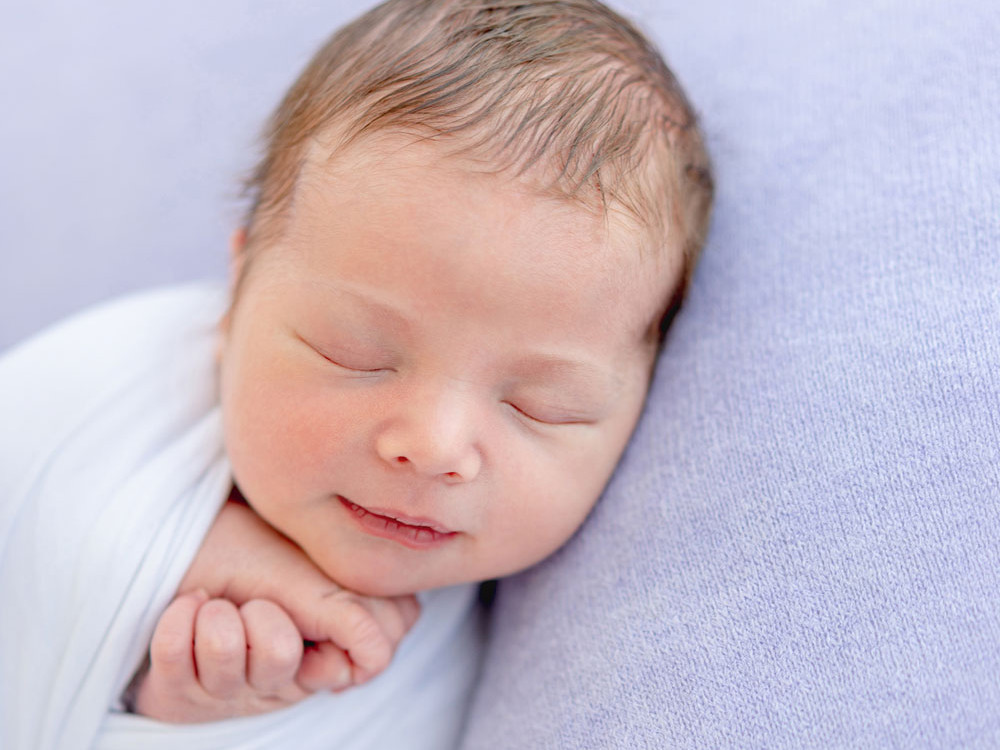 Porque é que os recém-nascidos sorriem ao dormir