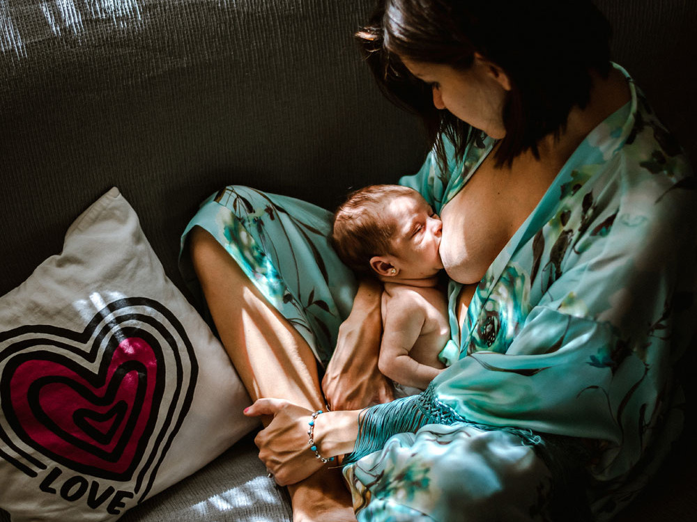 Es necesario despertar al bebé por la noche para darle de comer