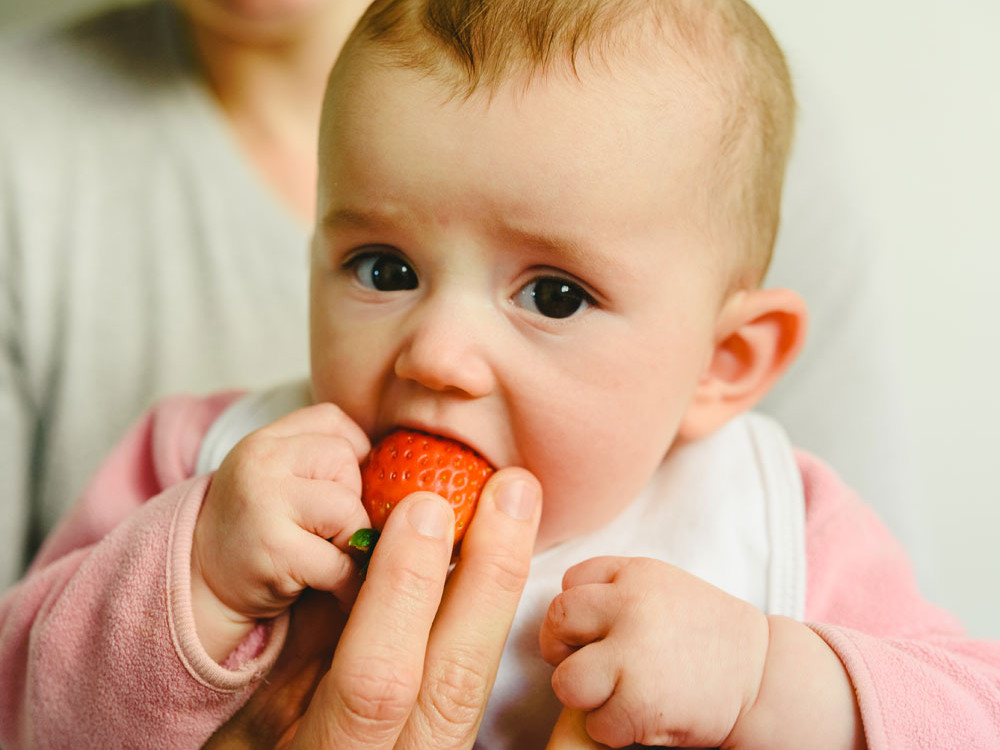 Com que idade um bebé pode comer morangos