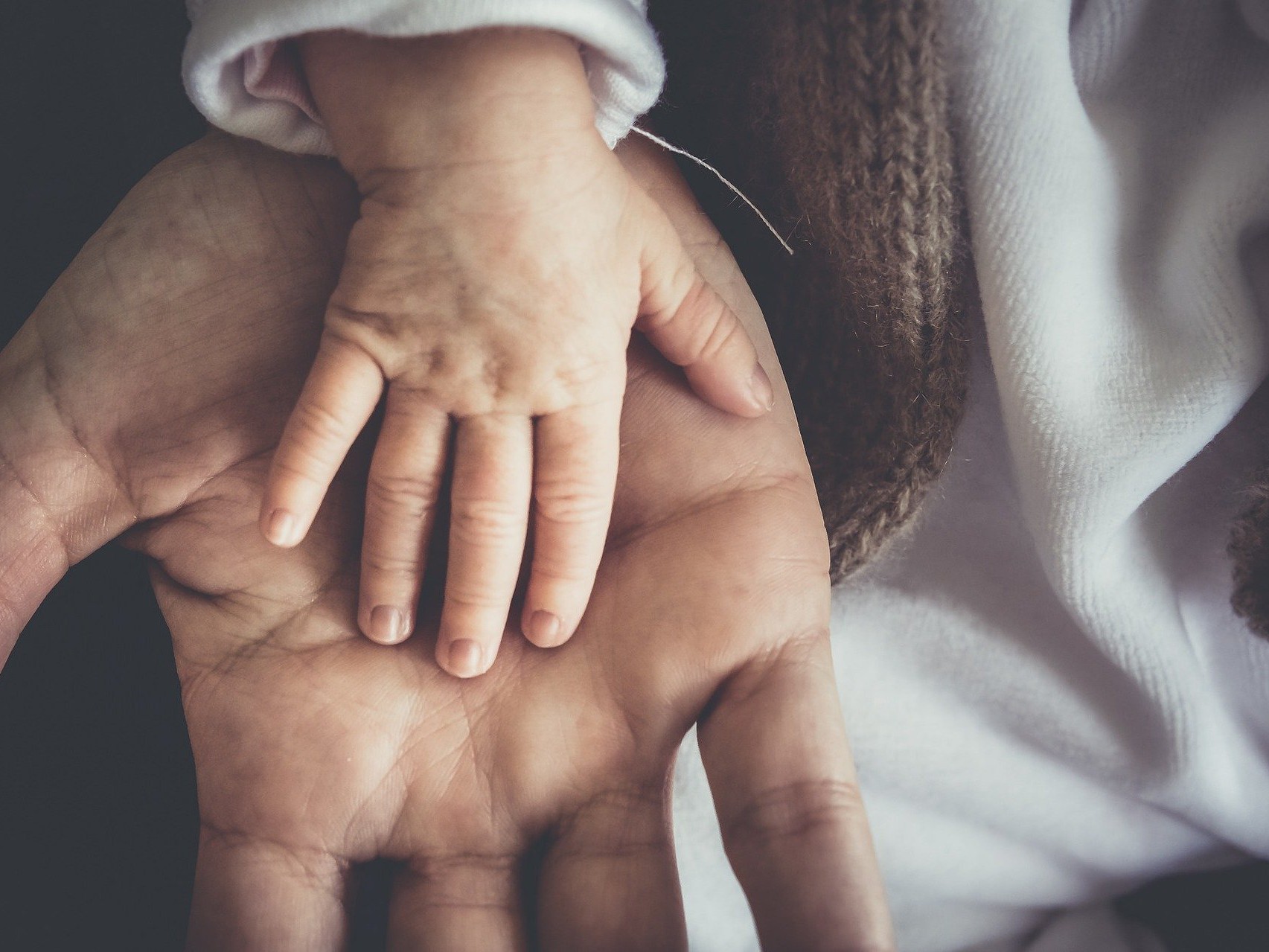 dad_and_baby_hand_in_hand