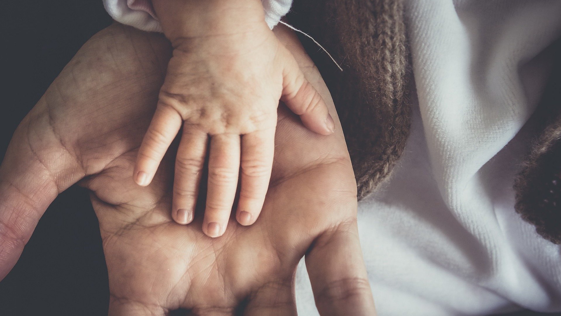 dad_and_baby_hand_in_hand