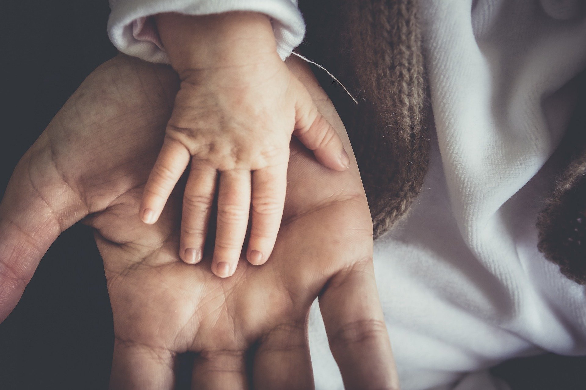 dad_and_baby_hand_in_hand