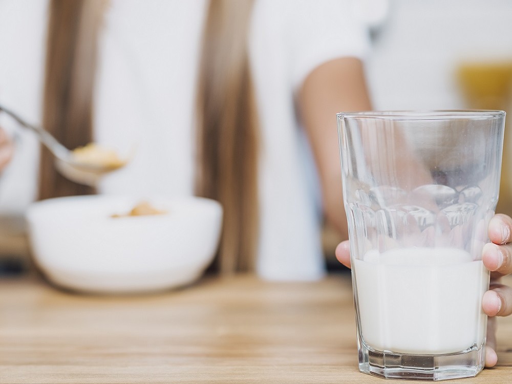 ¿Cuándo pueden empezar los bebés a beber leche de vaca?