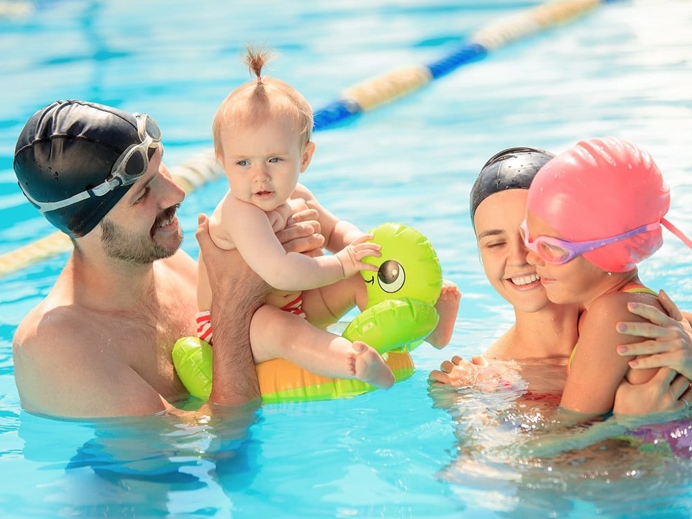 Enseñar a nadar a un bebé